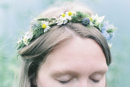 English meadow flower crown with chamomile and grasses