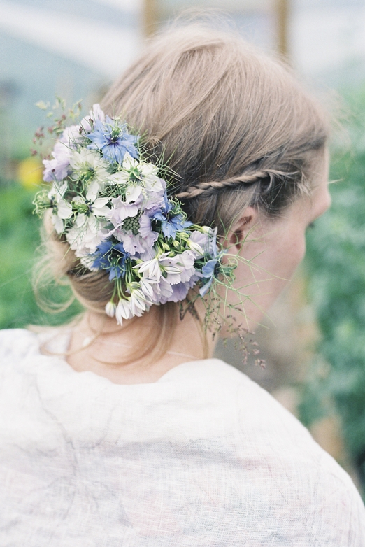 Frothy nigella bridal wedding hair flowers