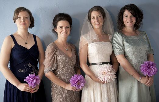 Irish bride in vintage wedding dress with bridesmaids – photography www.kristinaeixenberger.com 