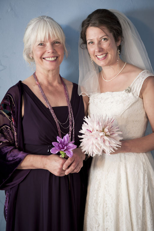 Vintage wedding dress and bride with simple dahlia bouquet – photography www.kristinaeixenberger.com 