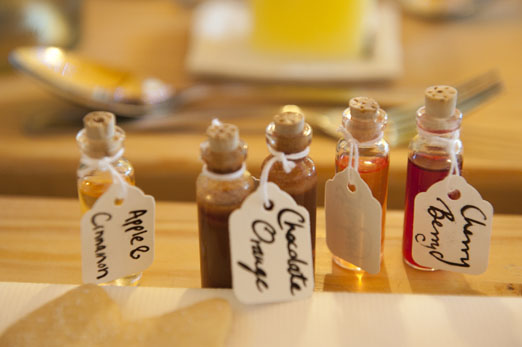 Flavoured vodka wedding favours in tiny corked bottles – photography www.kristinaeixenberger.com 