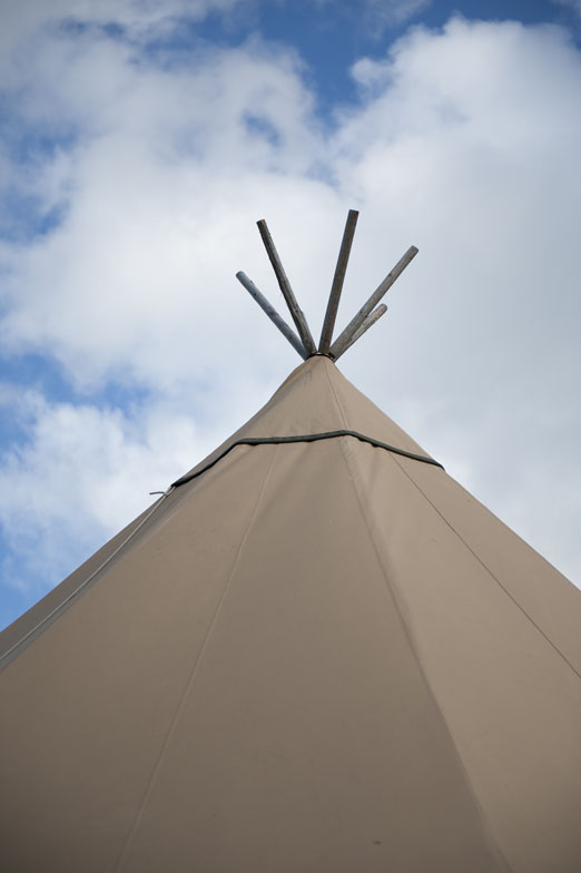 Bridget and Jeremy’s laidback Irish wedding with a vintage wedding dress, homegrown flowers and inspiring homemade décor – photography www.kristinaeixenberger.com 