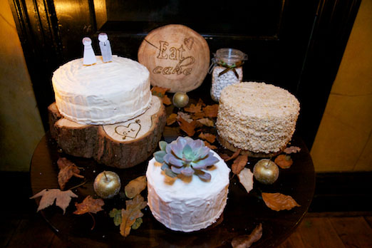 Winter wedding rustic wedding cakes with tree trunk cake stand | Photography by entityphotographic.com