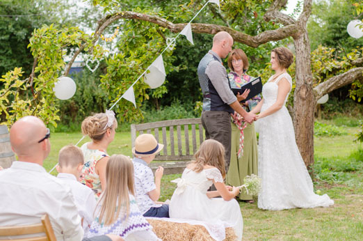 Outdoor wedding ceremony beneath a tree - Photography by http://tvcrphotography.weebly.com/