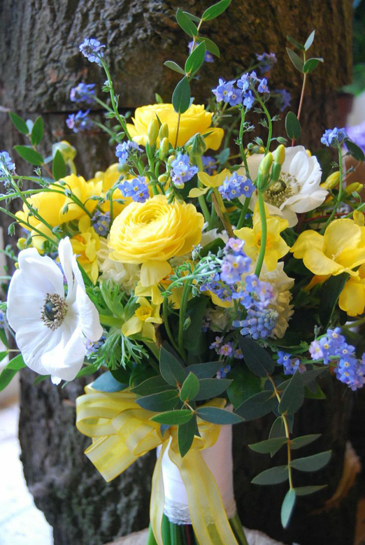 Blue and yellow seasonal spring wedding bouquet with forget-me-nots, ranunculus and grape hyacinth // Wild and Wondrous Flowers