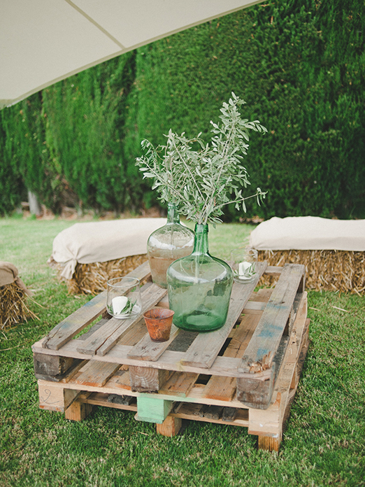 Natural organic wedding decor with olive branches and rustic pallets // photography www.padilla-rigau.com 