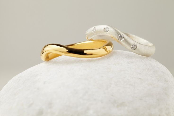 Ethical diamond wishbone engaement and wedding ring set from April Doubleday // The Natural Wedding Company