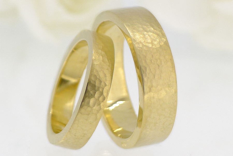 Ethical hammered gold wedding band set from Lilia Nash Jewellery // The Natural Wedding Company