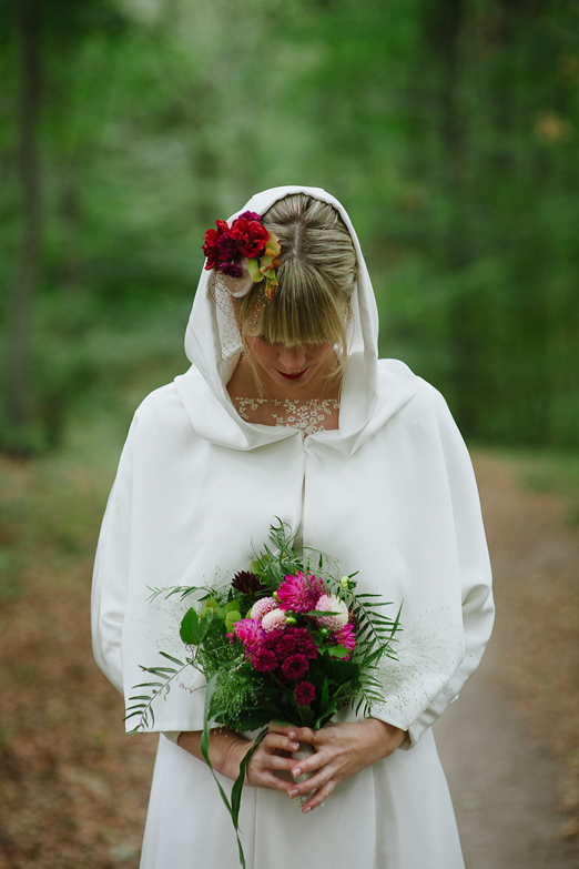 Fairytale woodland wedding bridal inspiration with a cape, floral birdcage veil and seasonal flowers // Waldkind Fine Art Photography // Styling by Mademoiselle Fee // The Natural Wedding Company
