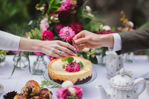 Dahlias and cheesecake // Waldkind Fine Art Photography // Styling by Mademoiselle Fee // The Natural Wedding Company