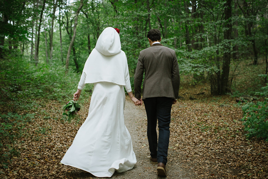 Fairytale woodland wedding inspiration with a bridal cape and tweed suit // Waldkind Fine Art Photography // Styling by Mademoiselle Fee // The Natural Wedding Company