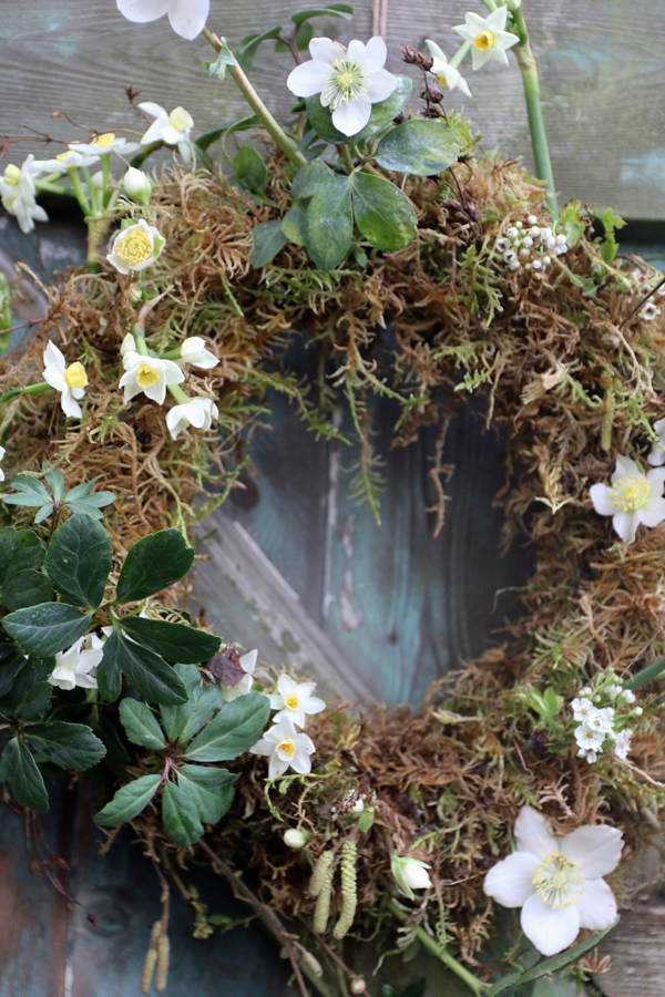 Learn how to create a January moss wreath with seasonal winter flowers // Flowers by Lock Cottage Flowers // The Natural Wedding Company