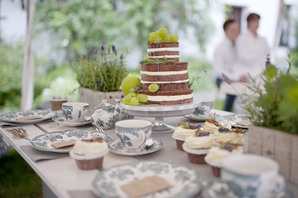 Eco vintage wedding tea party and naked wedding cake // Photography Daniela Müller // The Natural Wedding Company