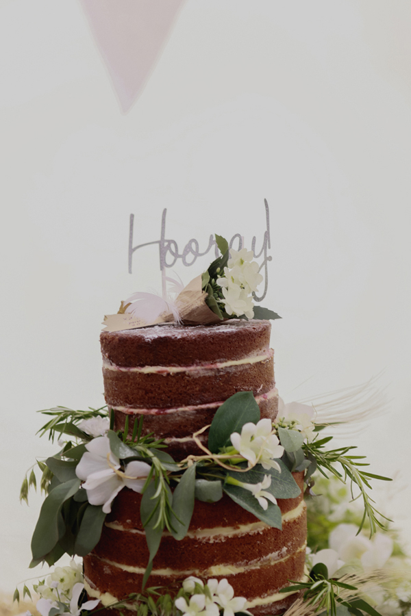 Rustic naked wedding cake // Photography Mariell Amelie // The Natural Wedding Company