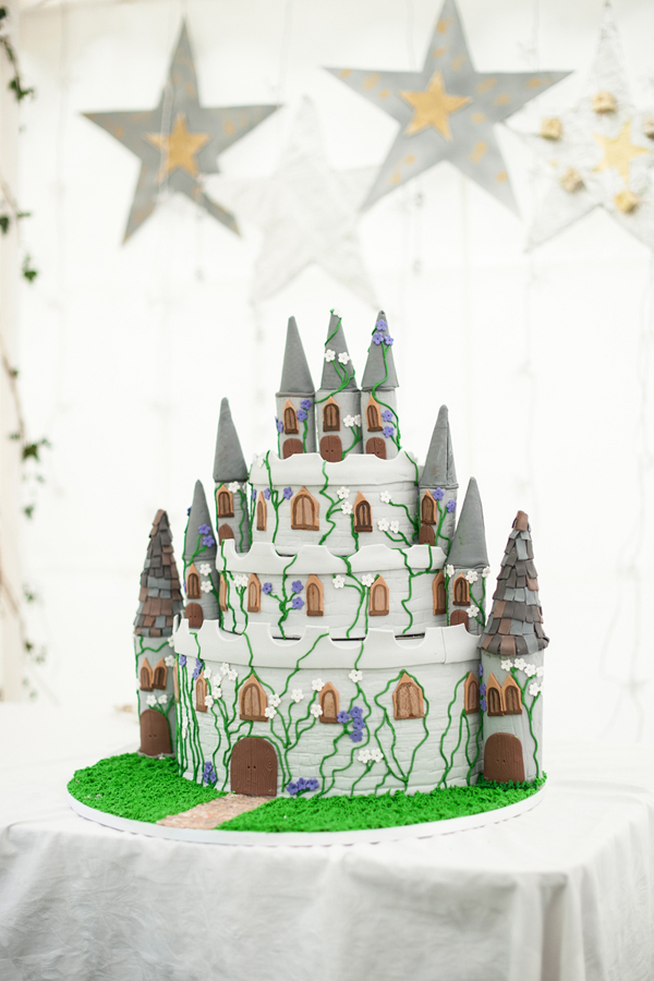 Fairytale castle wedding cake // Images for Life // The Natural Wedding Company