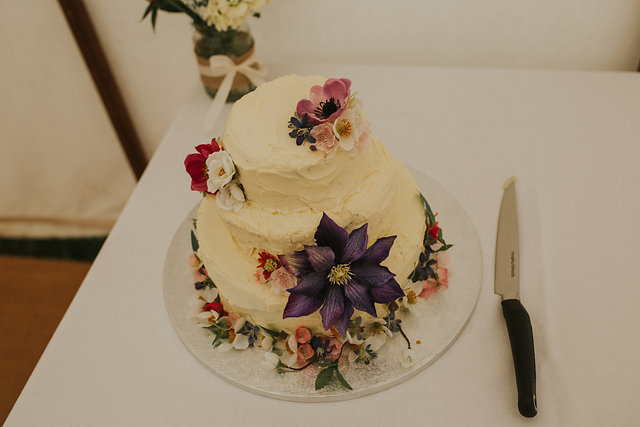 Homemade wedding cake decorated with real flowers // Maureen du Preez Photography // The Natural Wedding Company