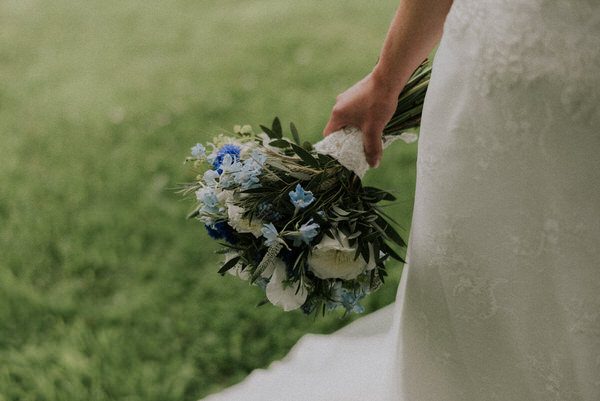 Blue and white bridal bouquet with cornflowers // Scuffins Photography // The Natural Wedding Company