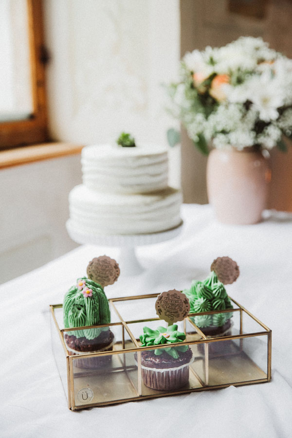 Vegan cactus-shaped cupcakes for a modern botanical vegan wedding inspiration // The Natural Wedding Company // Agnes & Andi Photography