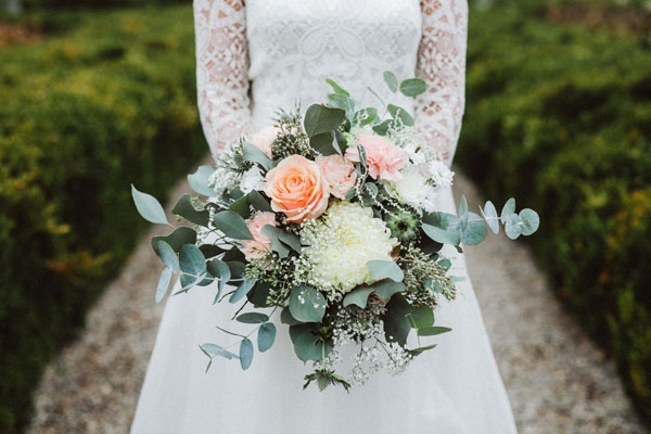Rose and eucalyptus bouquet for a modern botanical vegan wedding inspiration // The Natural Wedding Company // Agnes & Andi Photography